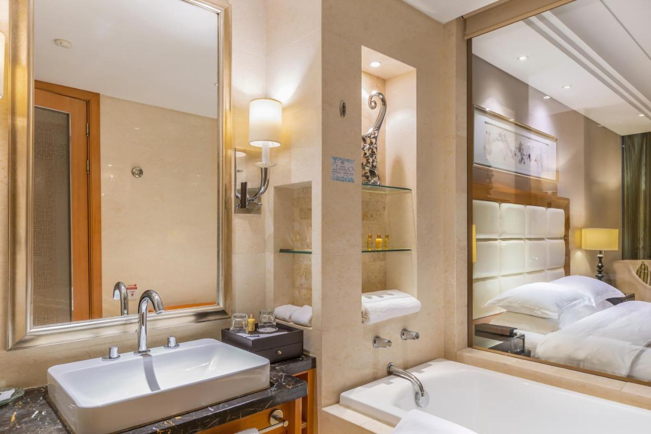 Wyndham Xinyang Downtown Hotel Bagian luar foto