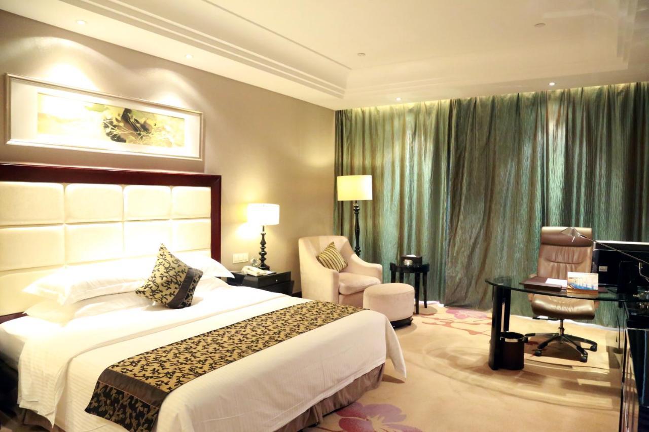 Wyndham Xinyang Downtown Hotel Bagian luar foto
