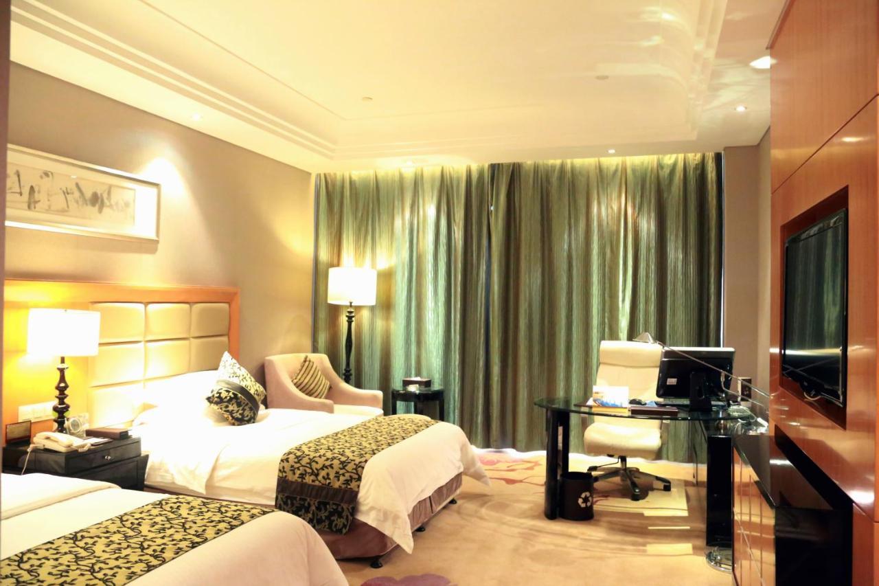 Wyndham Xinyang Downtown Hotel Bagian luar foto