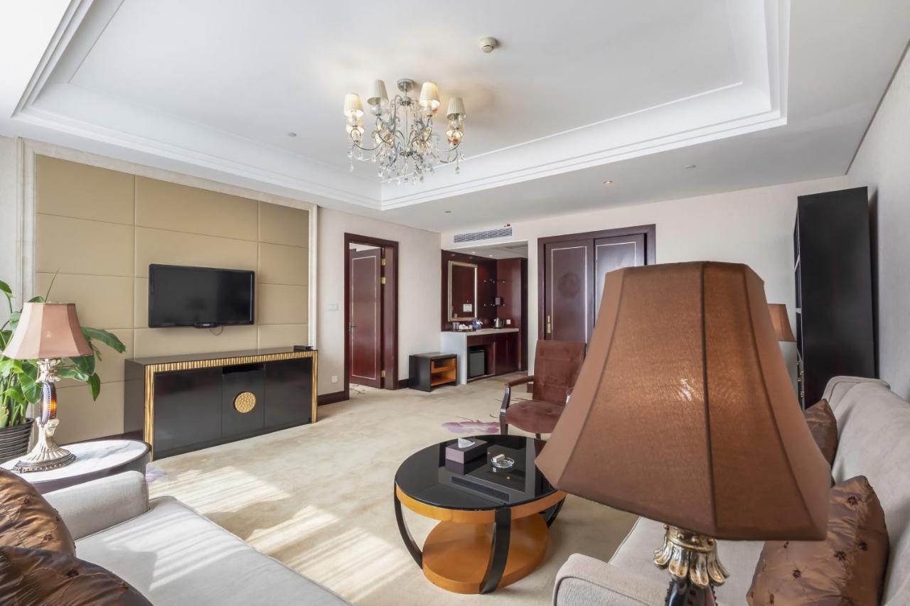 Wyndham Xinyang Downtown Hotel Bagian luar foto