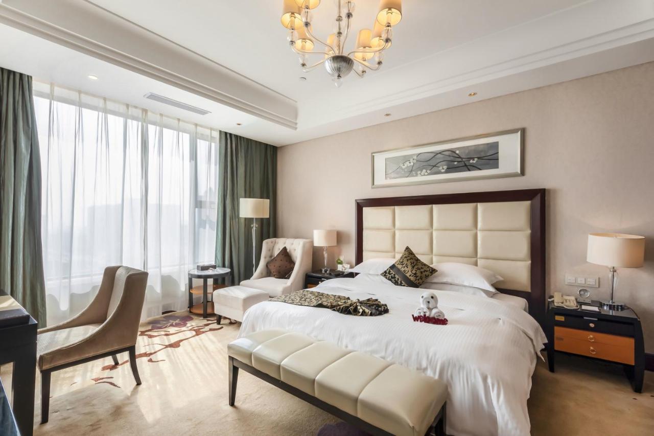 Wyndham Xinyang Downtown Hotel Bagian luar foto