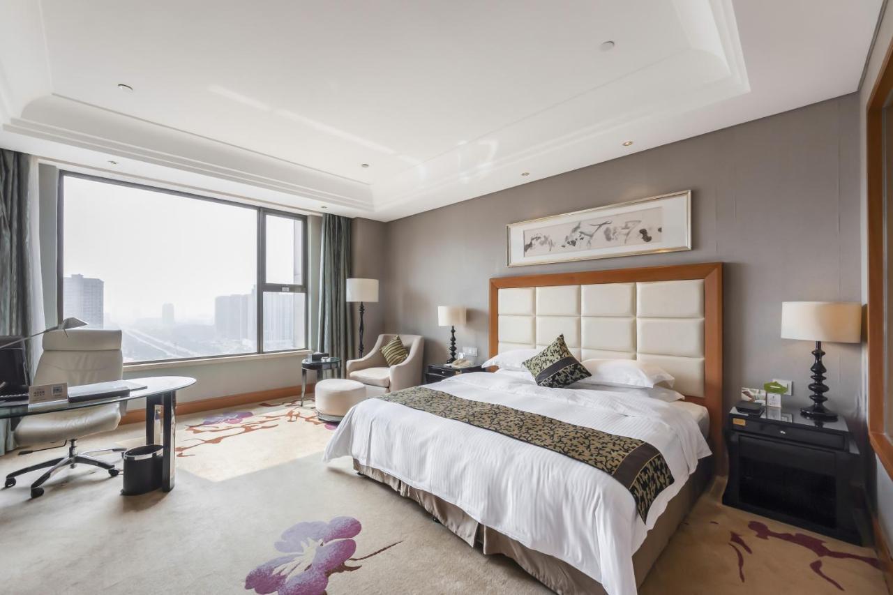 Wyndham Xinyang Downtown Hotel Bagian luar foto