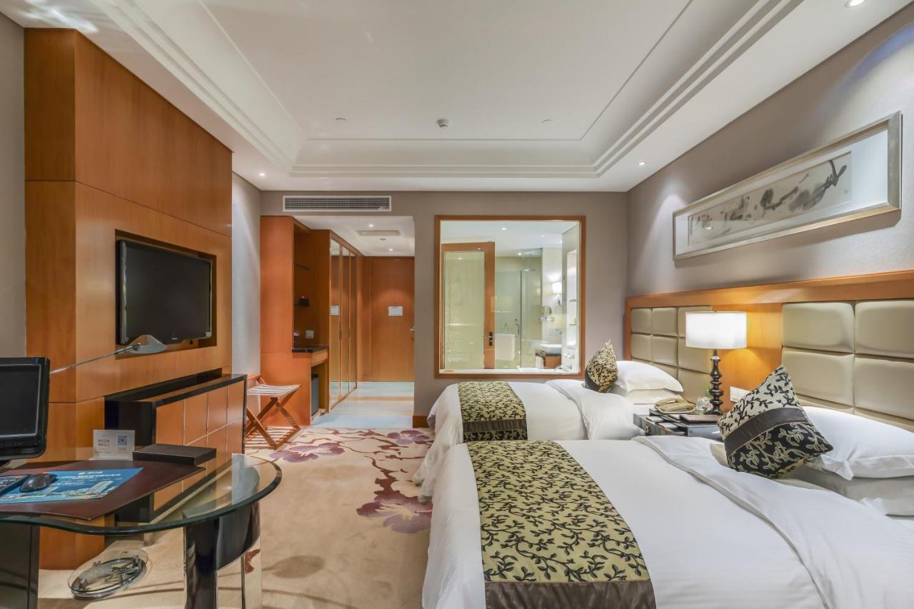 Wyndham Xinyang Downtown Hotel Bagian luar foto