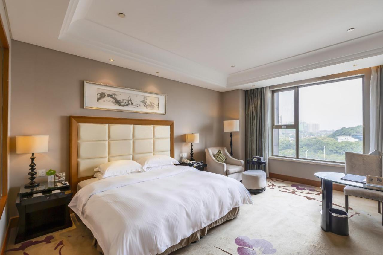 Wyndham Xinyang Downtown Hotel Bagian luar foto