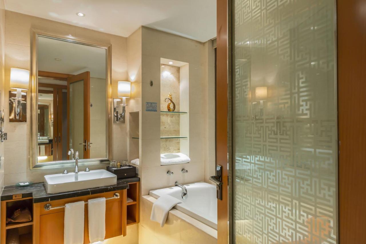 Wyndham Xinyang Downtown Hotel Bagian luar foto