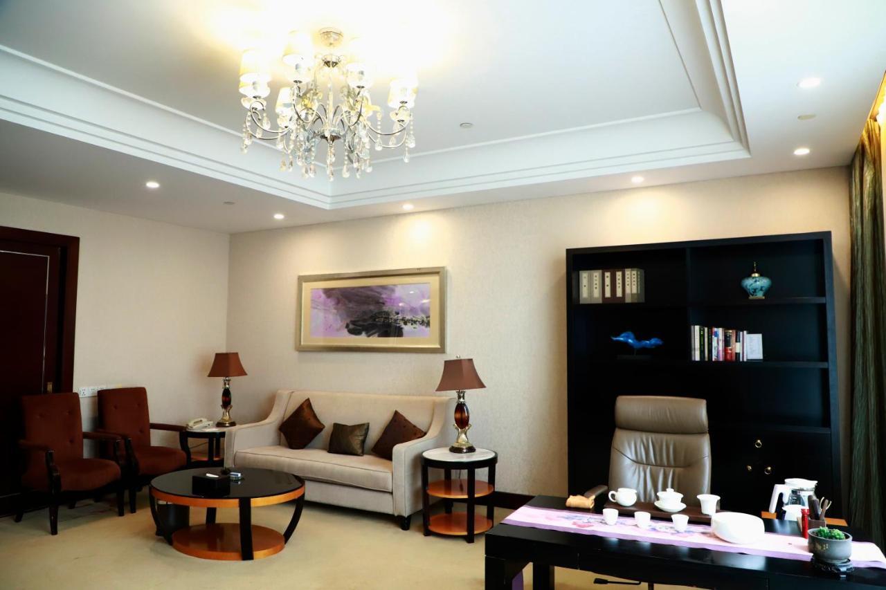 Wyndham Xinyang Downtown Hotel Bagian luar foto