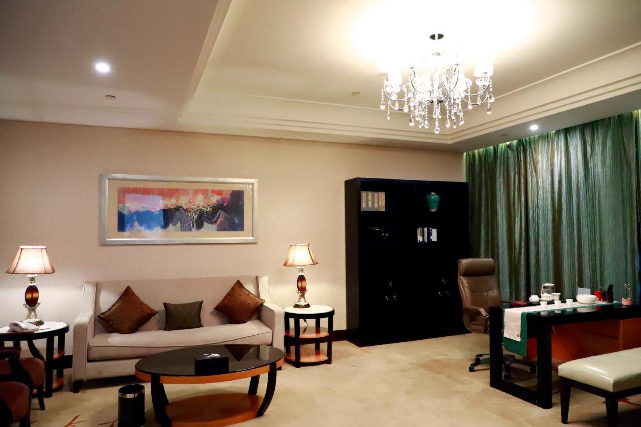 Wyndham Xinyang Downtown Hotel Bagian luar foto