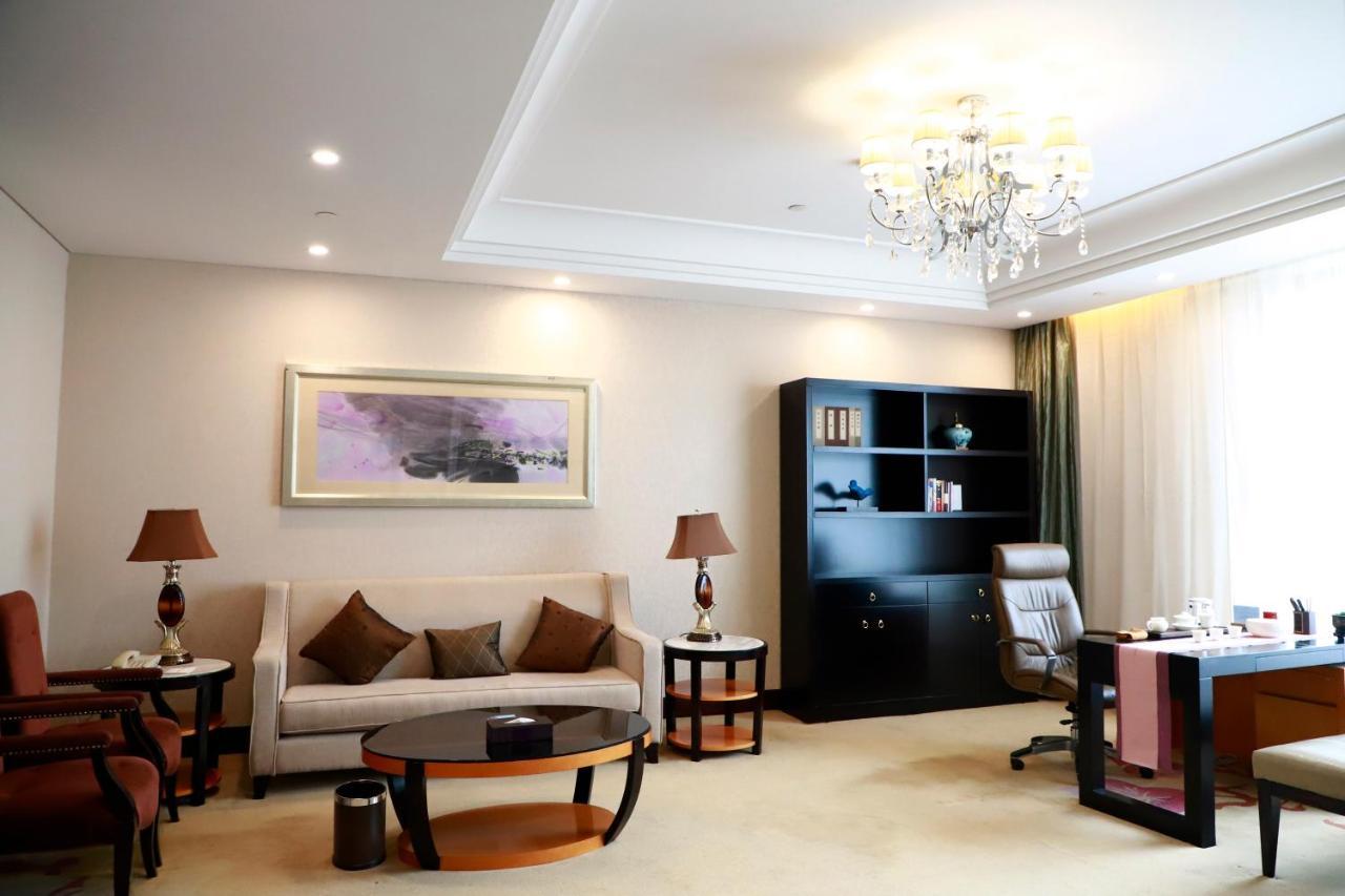 Wyndham Xinyang Downtown Hotel Bagian luar foto