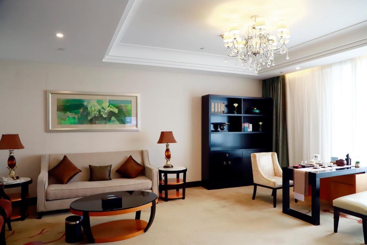 Wyndham Xinyang Downtown Hotel Bagian luar foto