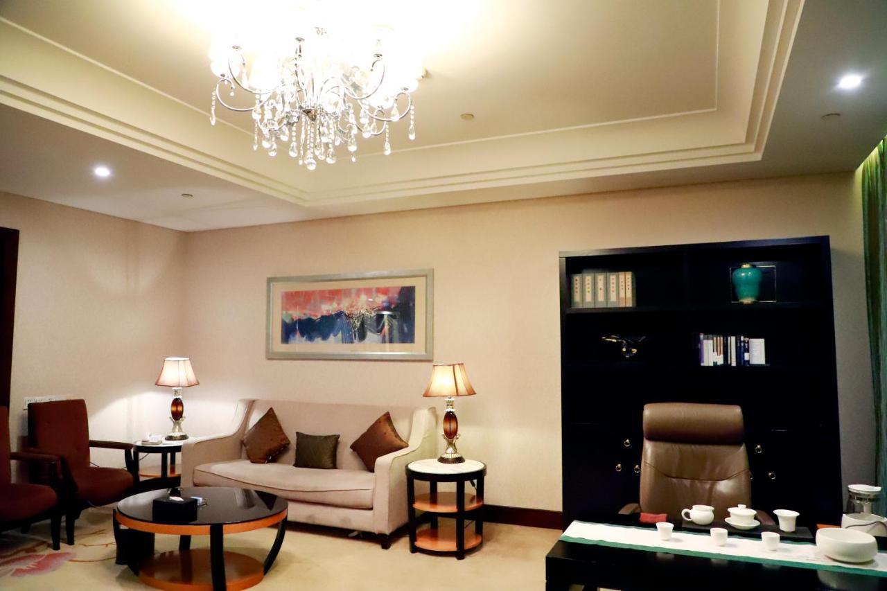 Wyndham Xinyang Downtown Hotel Bagian luar foto