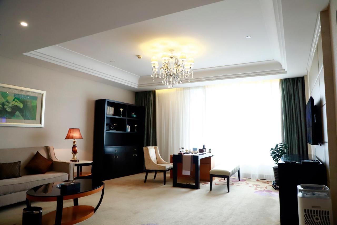 Wyndham Xinyang Downtown Hotel Bagian luar foto