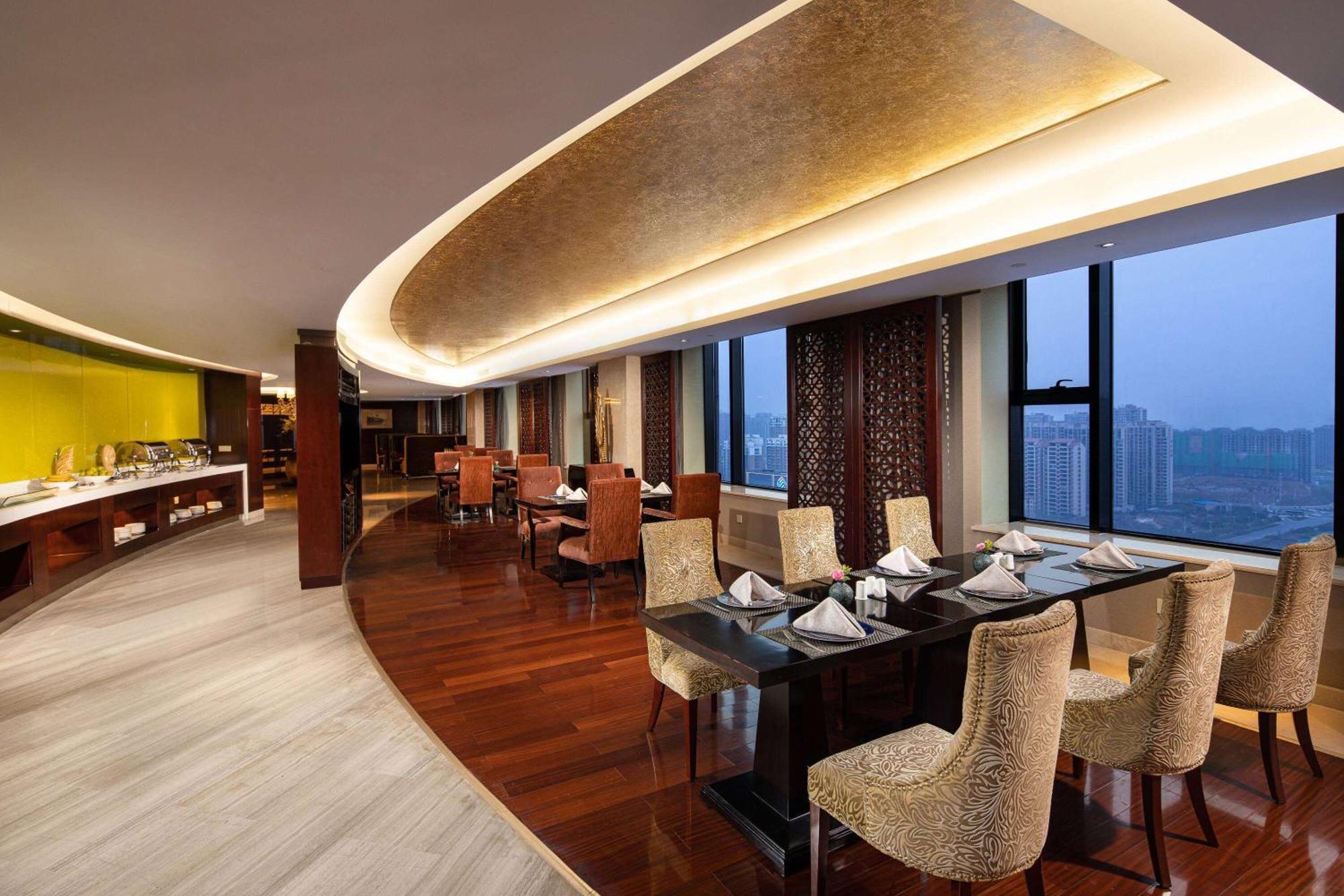 Wyndham Xinyang Downtown Hotel Bagian luar foto