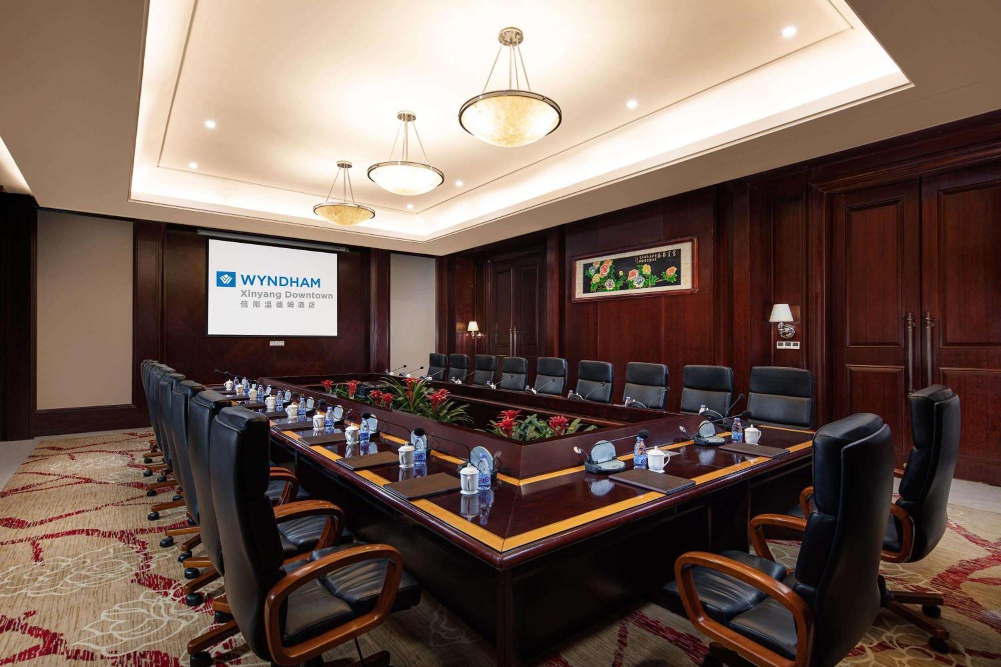 Wyndham Xinyang Downtown Hotel Bagian luar foto