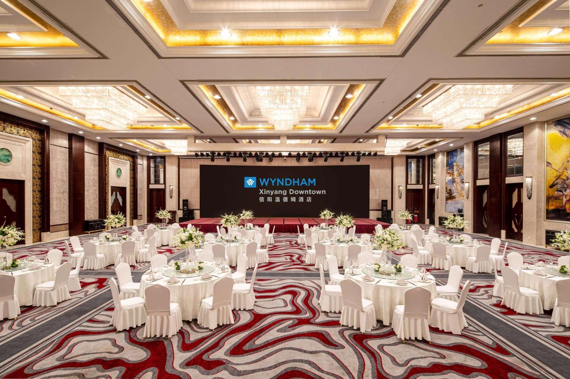 Wyndham Xinyang Downtown Hotel Bagian luar foto