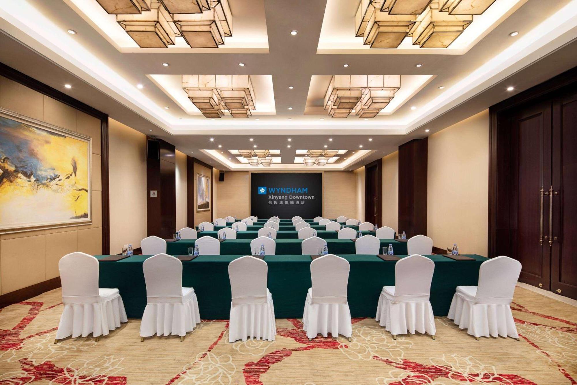 Wyndham Xinyang Downtown Hotel Bagian luar foto