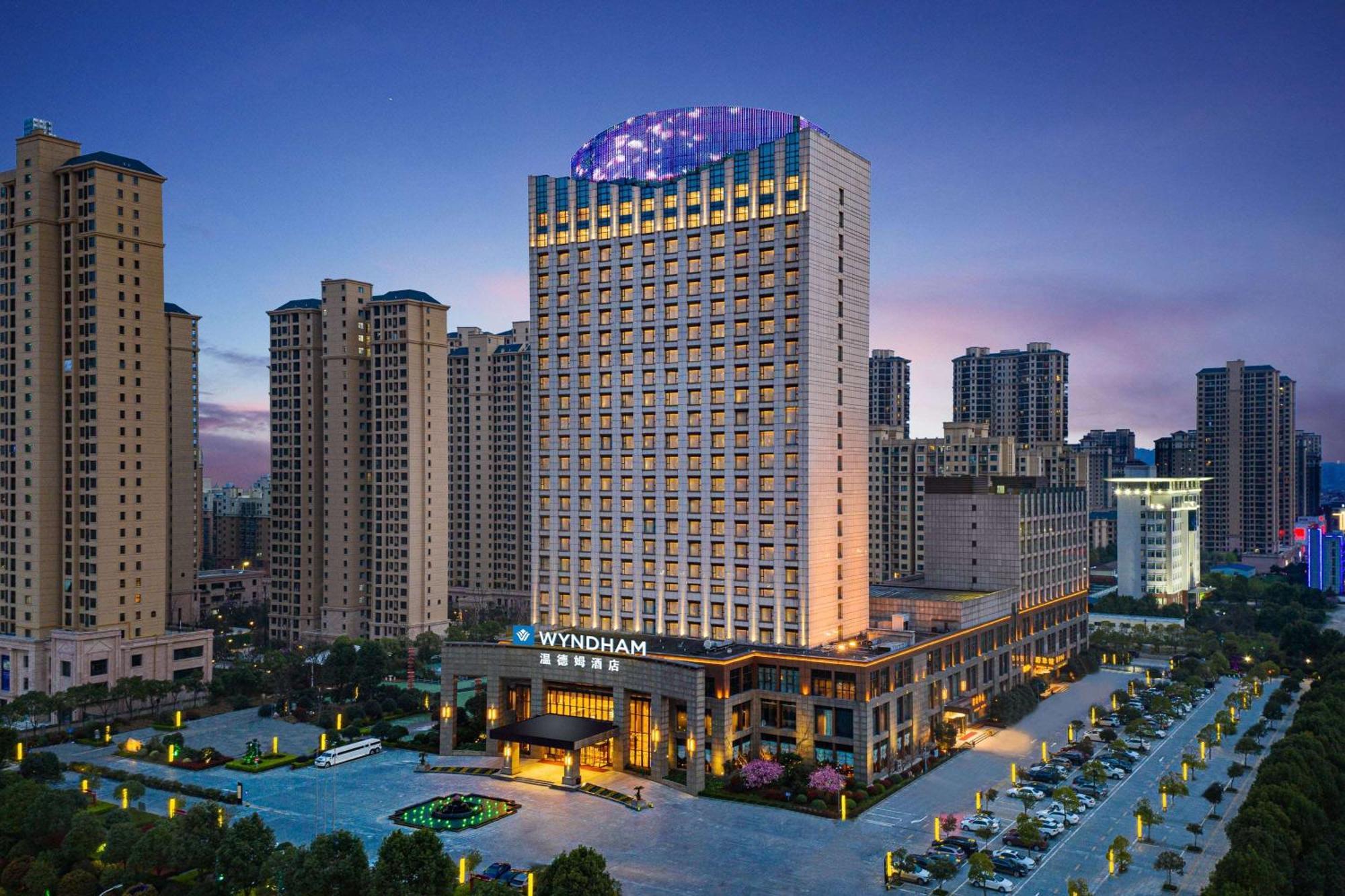 Wyndham Xinyang Downtown Hotel Bagian luar foto