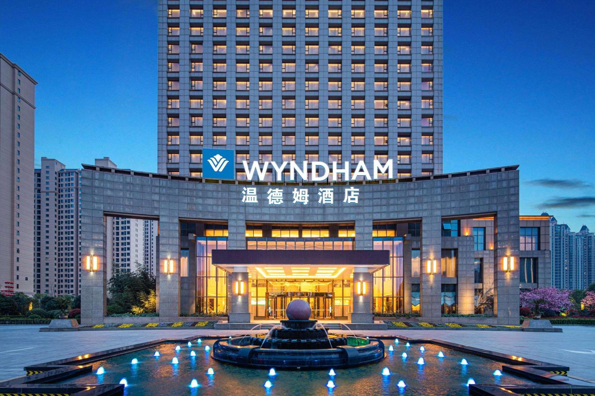 Wyndham Xinyang Downtown Hotel Bagian luar foto